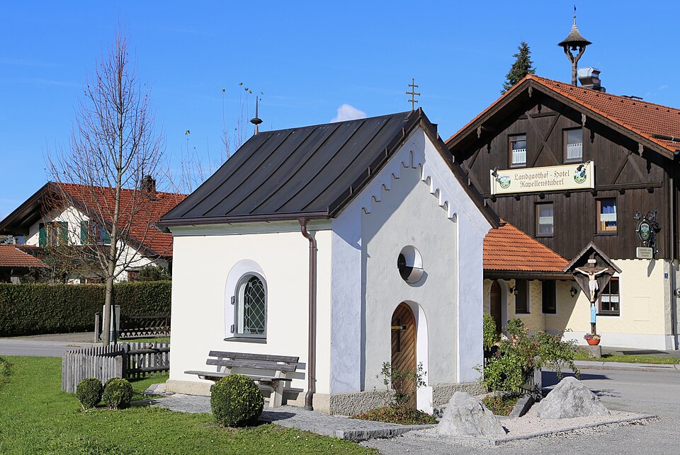 Terrassendach-Fachbetriebe in Raubling: Nicklheimer Str. Kapelle – Foto: Rufus46 Terrassendach-Fachbetriebe in Raubling: Nicklheimer Str. Kapelle