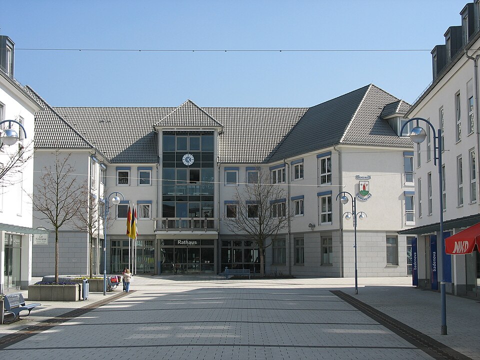 Terrassendach-Fachbetriebe in Sinzheim: Dorfplatz und Rathaus – Foto: Wikimedia-Autor Terrassendach-Fachbetriebe in Sinzheim: Dorfplatz und Rathaus