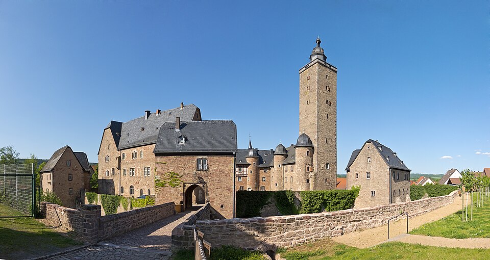 Terrassendach-Fachbetriebe in Steinau an der Straße: Schloss Panorama – Foto: Fotografien von Rainer Lippert, zusammengefügt von mir, Grand-Duc Terrassendach-Fachbetriebe in Steinau an der Straße: Schloss Panorama