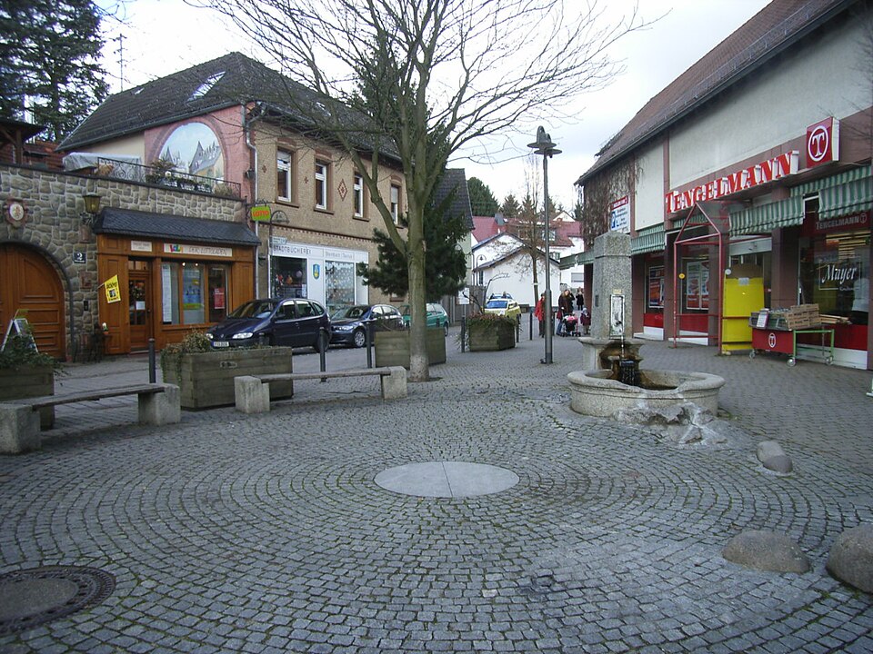 Terrassendach-Fachbetriebe in Steinbach am Taunus: Pijnackerplatz – Foto: Harpot at German Wikipedia Terrassendach-Fachbetriebe in Steinbach am Taunus: Pijnackerplatz