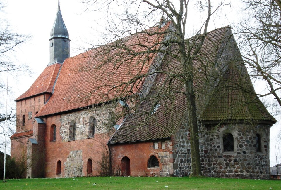 Terrassendach-Fachbetriebe in Süsel: Feldsteinkirche – Foto: Genet at German Wikipedia Terrassendach-Fachbetriebe in Süsel: Feldsteinkirche
