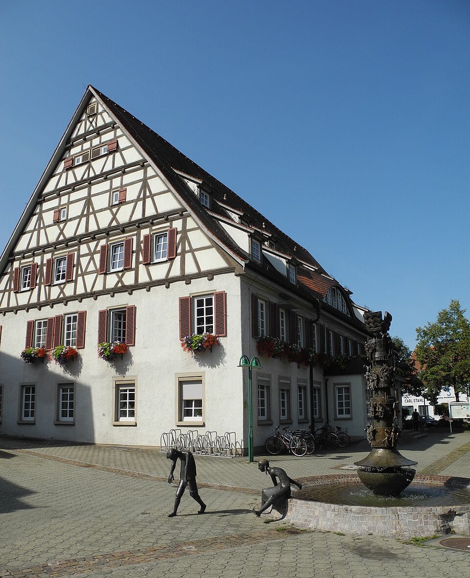 Terrassendach-Fachbetriebe in Süßen: Rathaus ab Fachwerk, mit Brunnen – Foto: Franzfoto Terrassendach-Fachbetriebe in Süßen: Rathaus ab Fachwerk, mit Brunnen