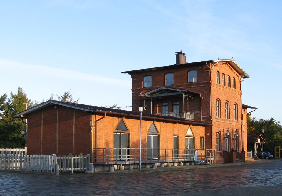 Terrassendach-Fachbetriebe in Tarp: Bahnhof – Foto: Niteshift Terrassendach-Fachbetriebe in Tarp: Bahnhof
