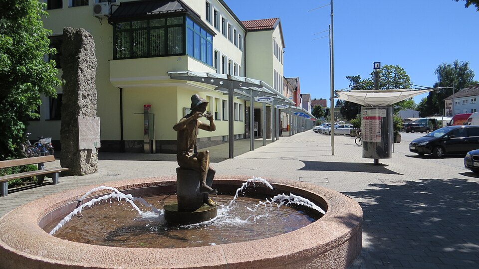 Terrassendach-Fachbetriebe in Traunreut: Rathausbrunnen – Foto: Flodur63 Terrassendach-Fachbetriebe in Traunreut: Rathausbrunnen