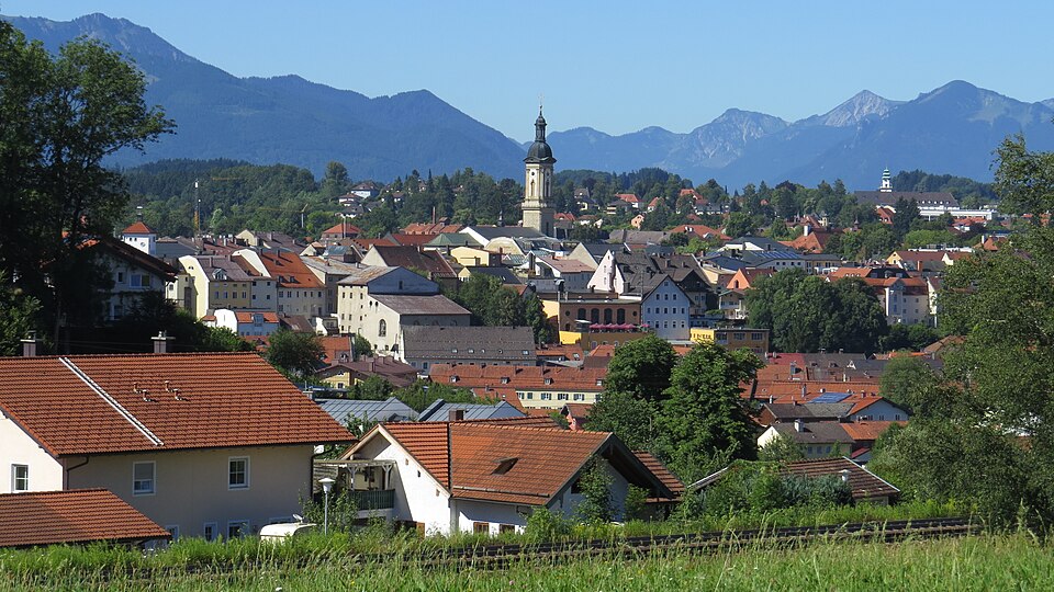 Terrassendach-Fachbetriebe in Traunstein: Surberg, TS, Ettendorfer Kircherl – Foto: Flodur63 Terrassendach-Fachbetriebe in Traunstein: Surberg, TS, Ettendorfer Kircherl
