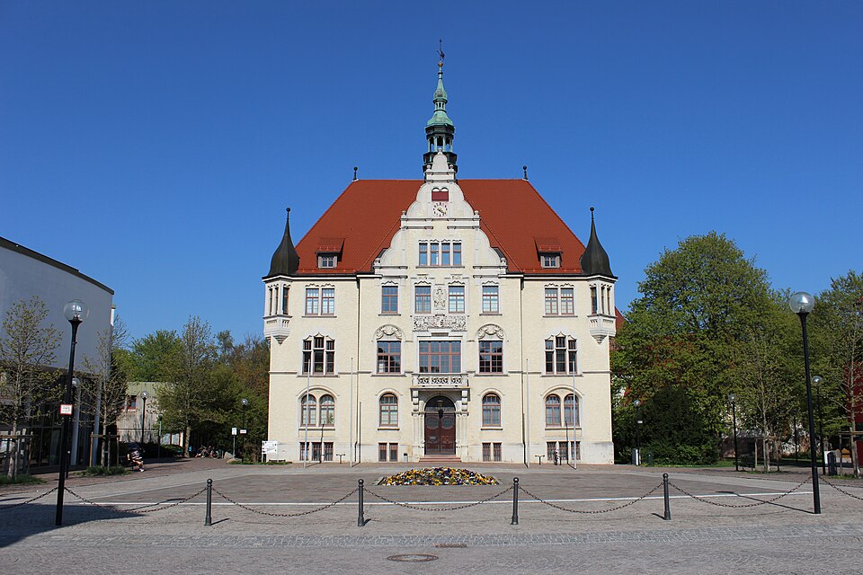 Terrassendach-Fachbetriebe in Trossingen: Rathaus – Foto: Gabriel Rinaldi Terrassendach-Fachbetriebe in Trossingen: Rathaus