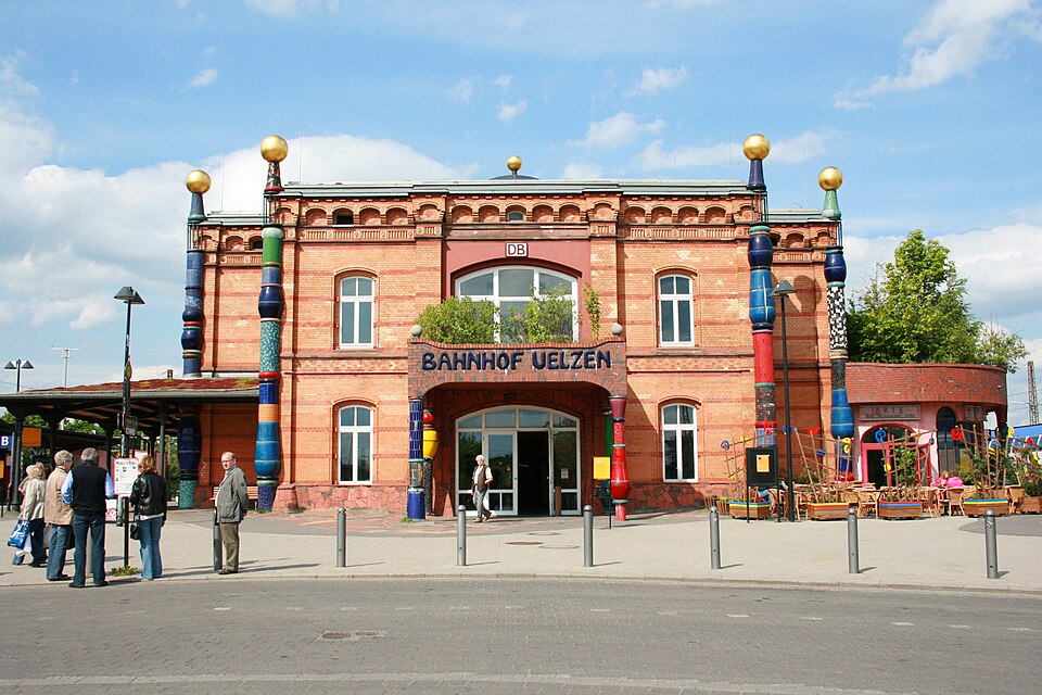 Terrassendach-Fachbetriebe in Uelzen: Hundertwasserbahnhof – Foto: Frank Vincentz Terrassendach-Fachbetriebe in Uelzen: Hundertwasserbahnhof