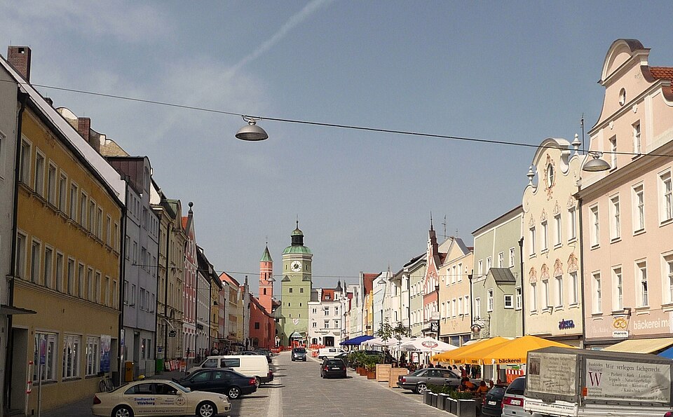 Terrassendach-Fachbetriebe in Vilsbiburg: Marktplatz – Foto: Konrad Lackerbeck Terrassendach-Fachbetriebe in Vilsbiburg: Marktplatz