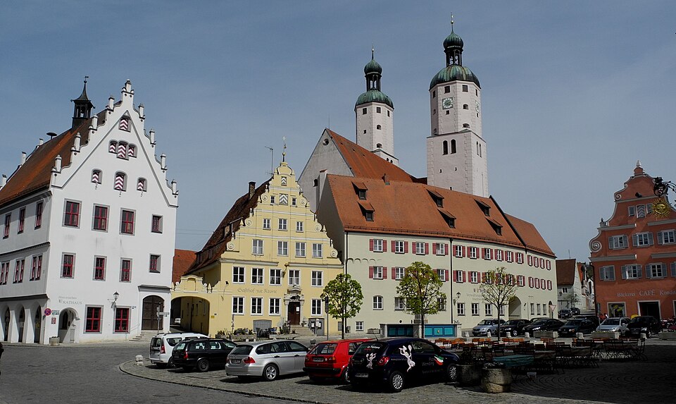Terrassendach-Fachbetriebe in Wemding: Marktplatz mit histor. Rathaus – Foto: Franzfoto Terrassendach-Fachbetriebe in Wemding: Marktplatz mit histor. Rathaus