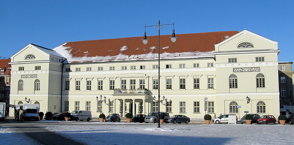 Terrassendach-Fachbetriebe in Wismar: Rathaus – Foto: Niteshift Terrassendach-Fachbetriebe in Wismar: Rathaus
