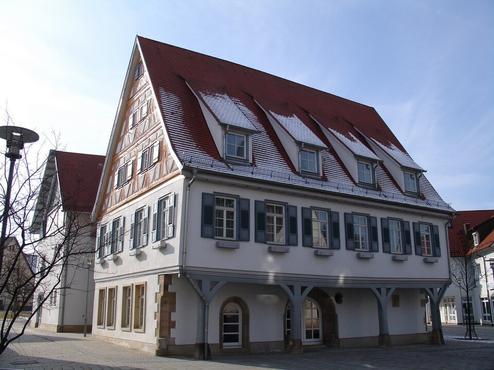 Terrassendach-Fachbetriebe in Wolfschlugen: Rathaus – Foto: Daniel Fritz at de.wikipedia Terrassendach-Fachbetriebe in Wolfschlugen: Rathaus